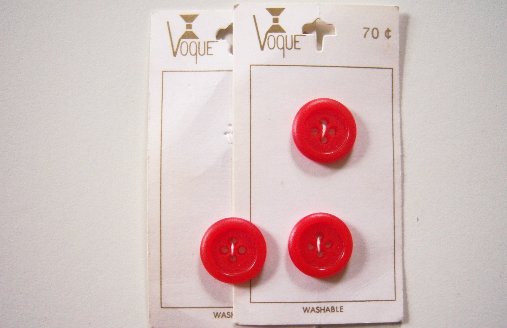 Vogue Scarlet 3/4" Button Set