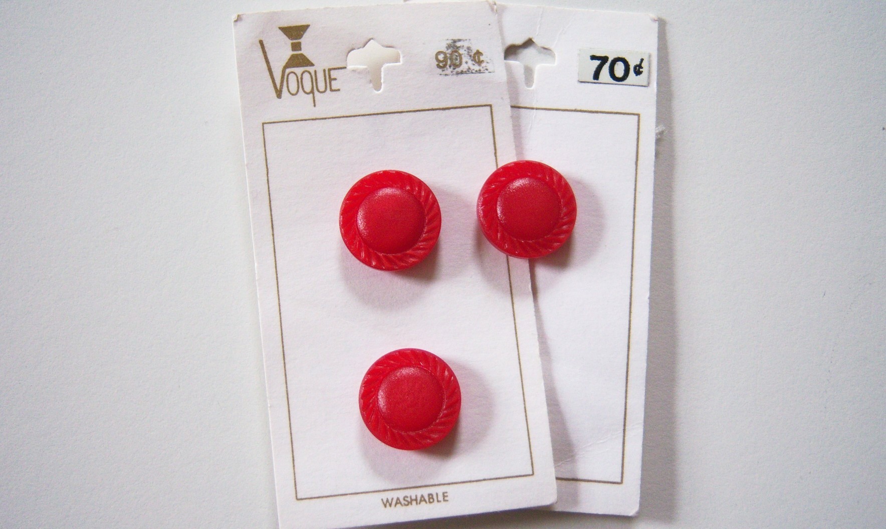 Vogue Red 3/4" Button Set