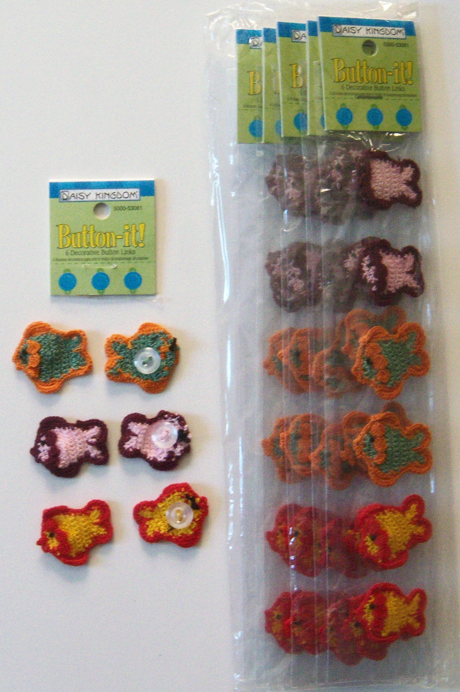 Daisy Kingdom Crochet Fish 1 1/4" 6 piece button-it button links.