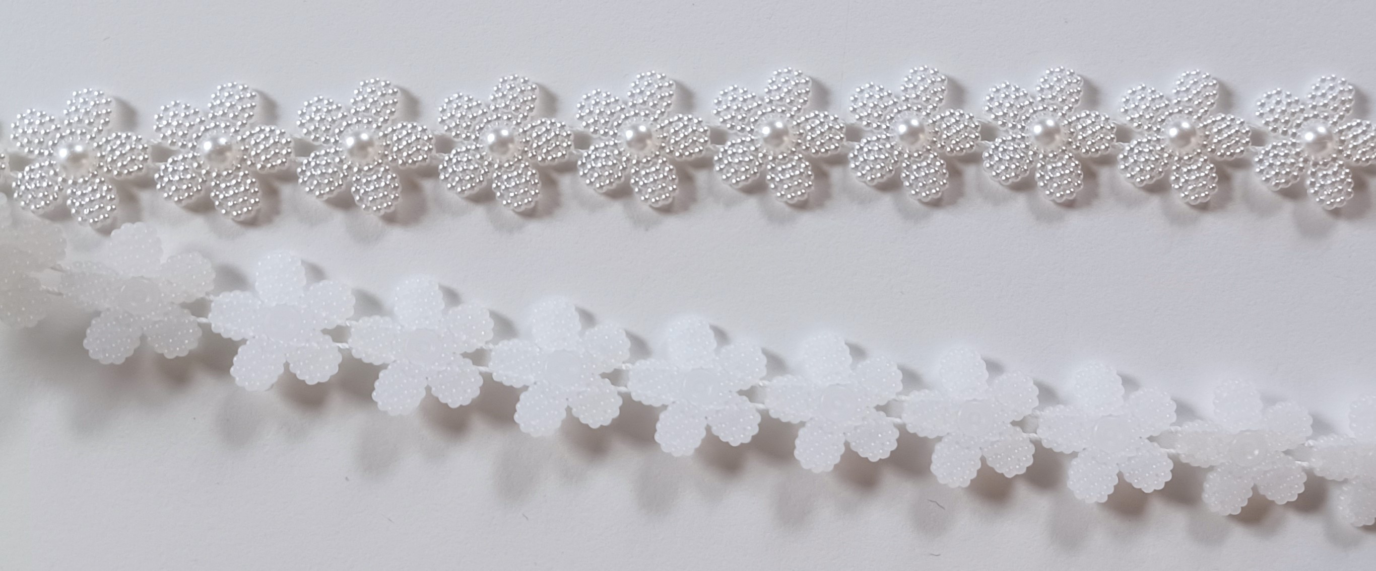 White Pearl Daisy 3/4" Molded Trim