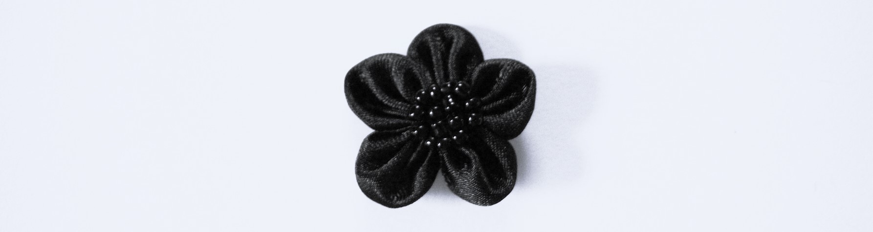 Black Satin/Pearls Center 1 1/4" Flower