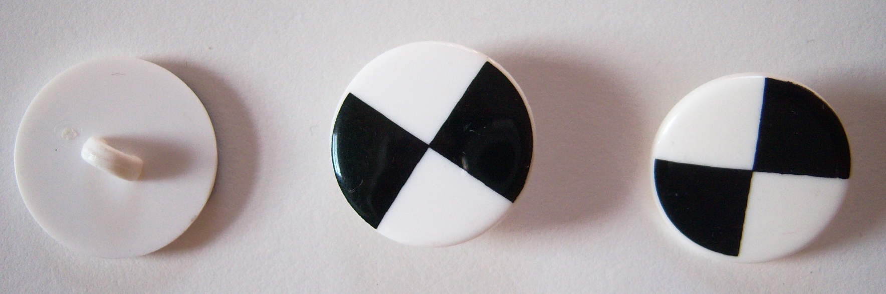 Black/White Triangles 3/4" Poly Button