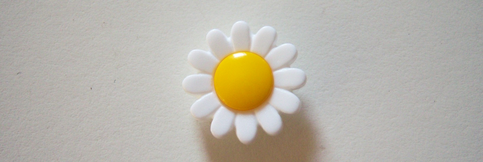 White/Yellow Center Daisy 5/8" Button