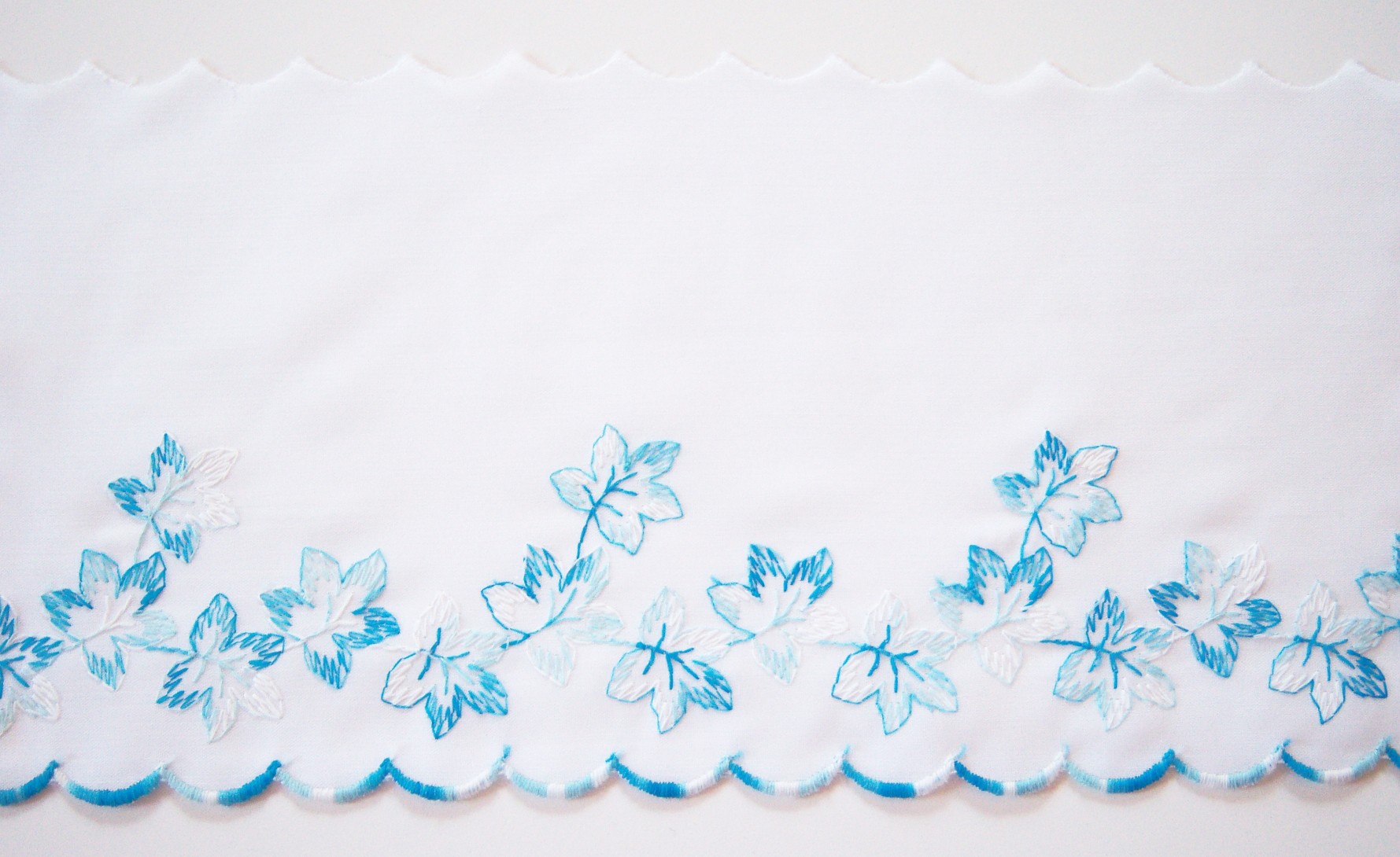 White/Turquoise 7 1/4" Embroidered Poly/Cotton