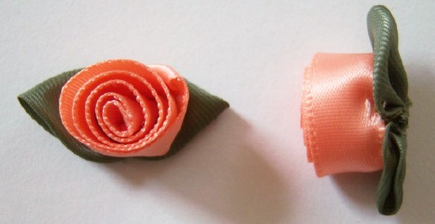 Peach Coil Rose/Moss 1 1/4" Loop