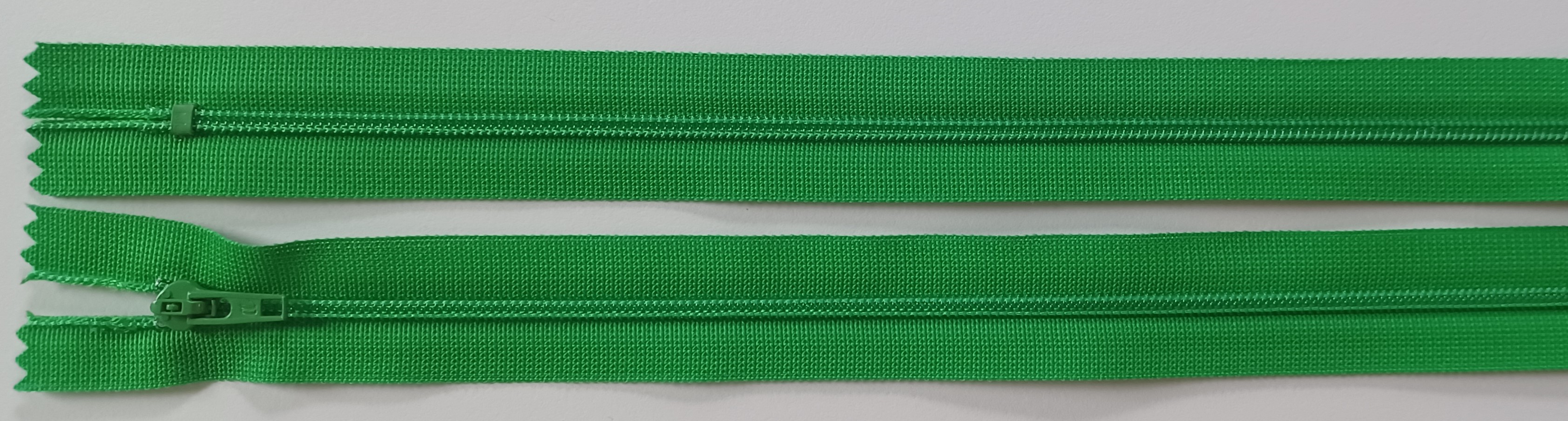 Coats & Clark 8.5" Kelly Green Nylon Coil Zipper